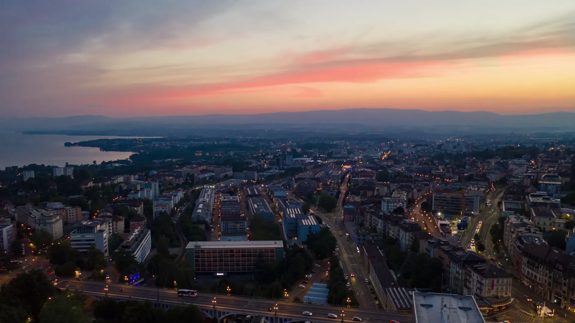 Lausanne au crépuscule vue du ciel, le lac Léman au fond